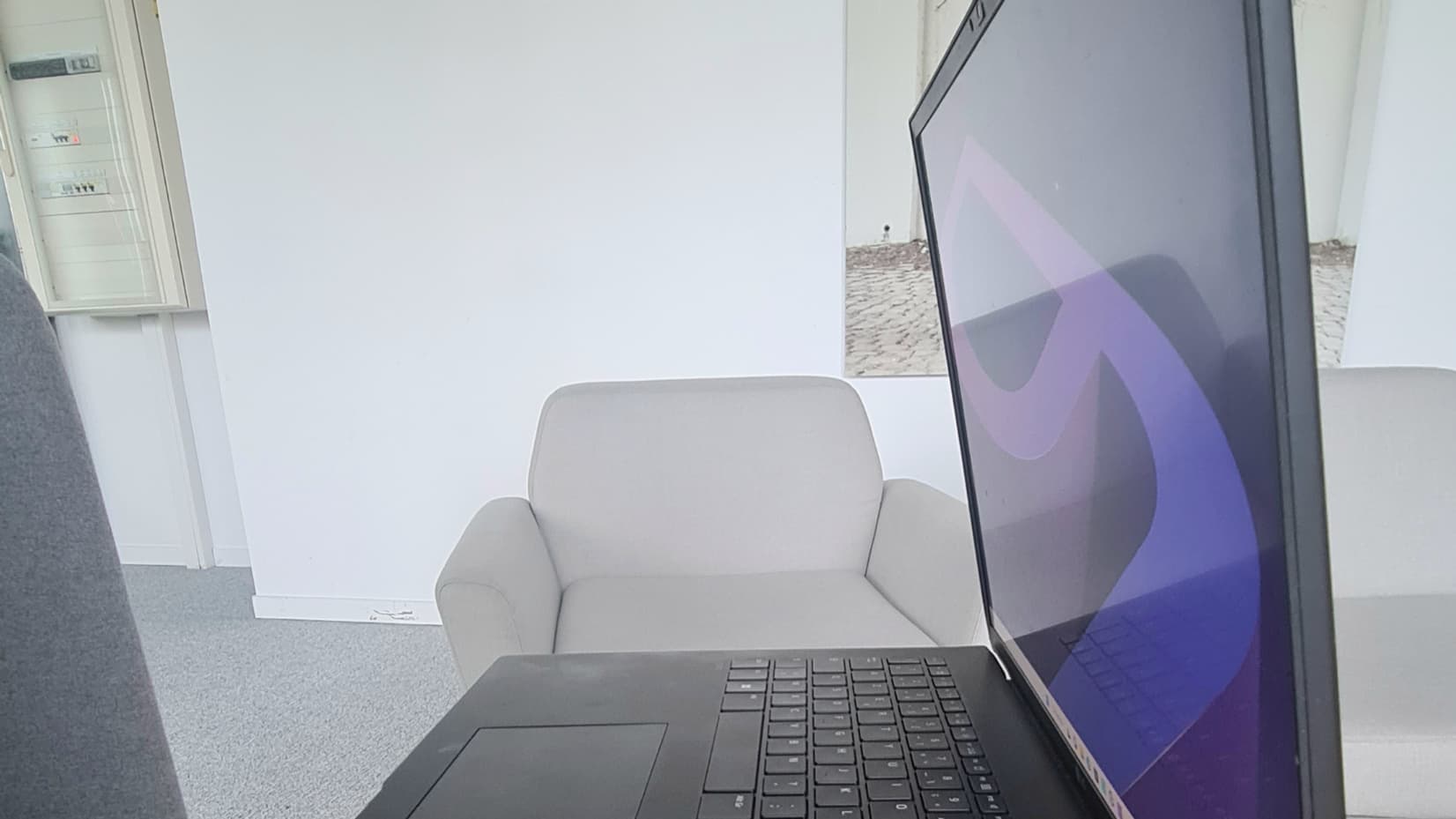 Le LG Gram profite d'un design épuré. Un bémol: son revêtement conserve les traces de doigts. 