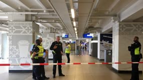 Les autorités ont mis en place un périmètre de sécurité dans la gare d'Amsterdam ce vendredi.