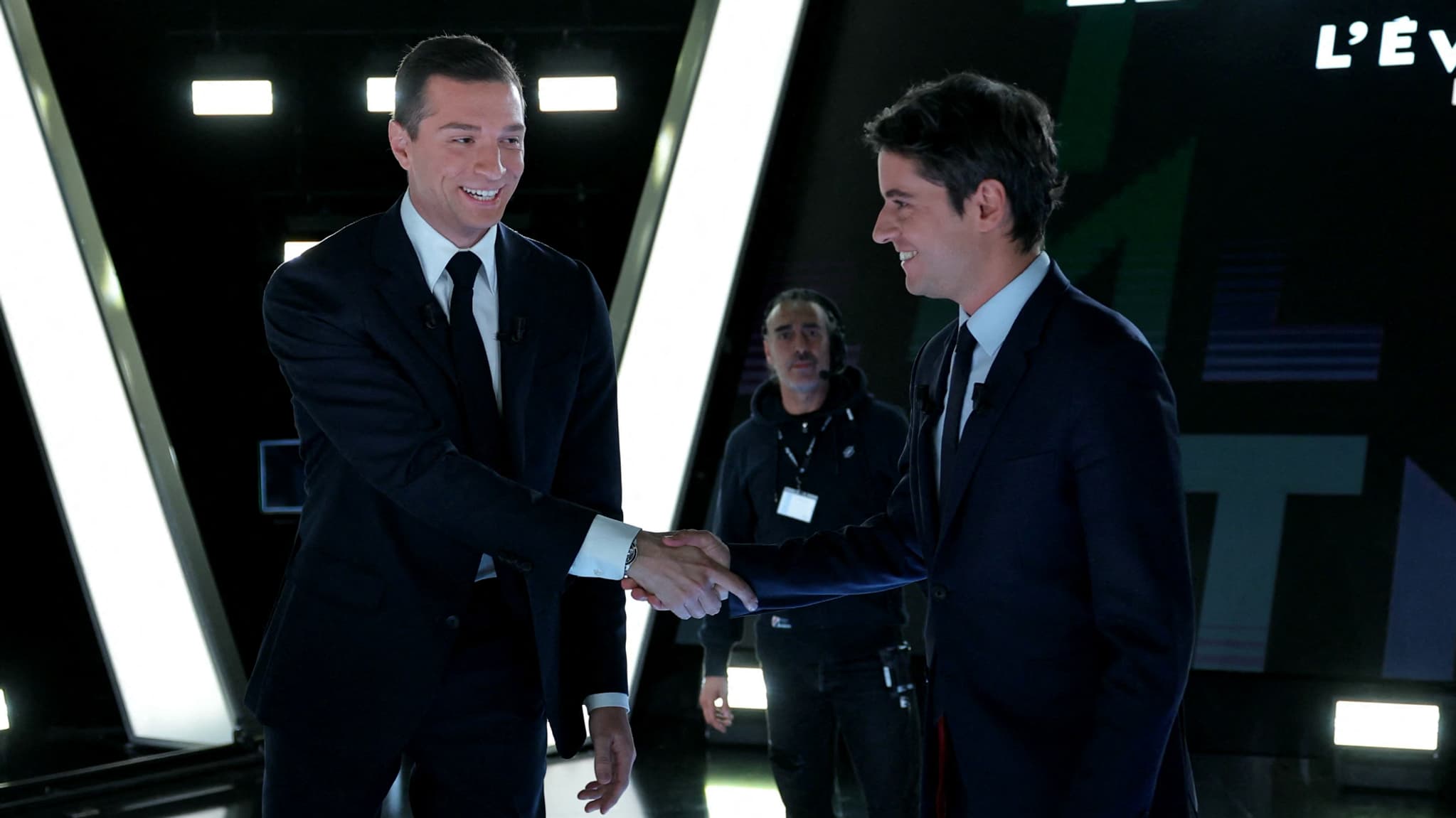 Le président du RN et tête de liste aux élections européennes Jordan Bardella salue le Premier ministre Gabriel Attal, lors d'un débat télévisé organisé le 23 mai 2024.