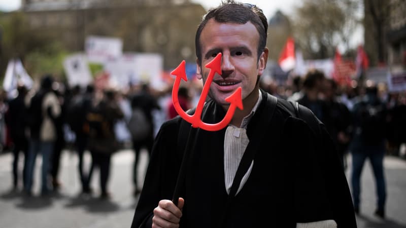 Un homme portant un masque d'Emmanuel Macron, le 11 avril 2018 lors d'une manifestation à Paris.