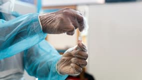 Un technicien manipule un test PCR à l'aéroport des Abymes en Guadeloupe, le 23 septembre 2020 (PHOTO D'ILLUSTRATION).