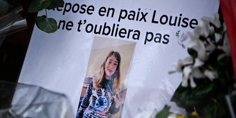 Une photographie de Louise accompagnée de bouquets déposées devant son collège d'Epinay-sur-Orge (Essonne) le 8 février 2025