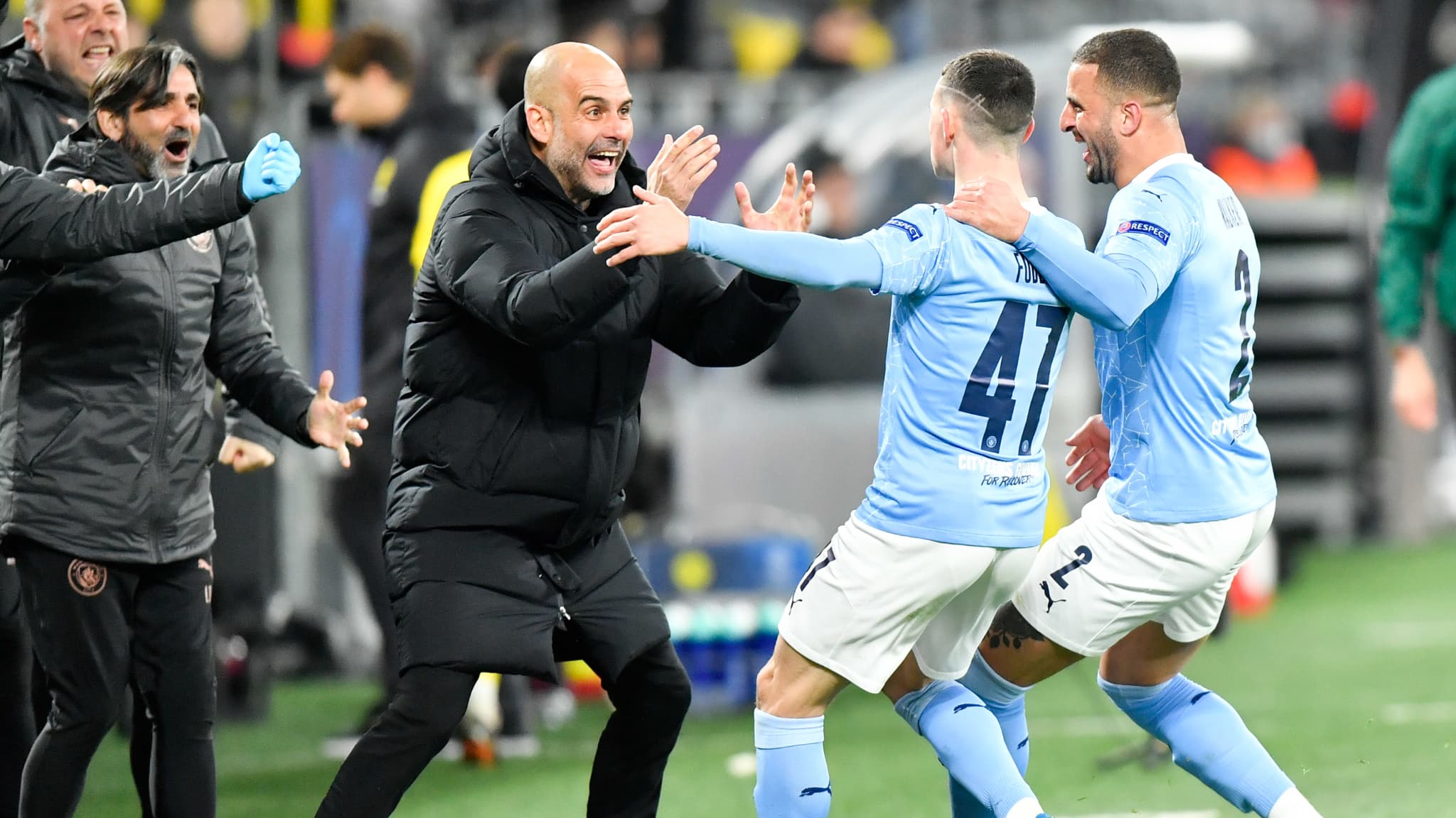 Pep Guardiola avec Foden et Walker (Manchester City)