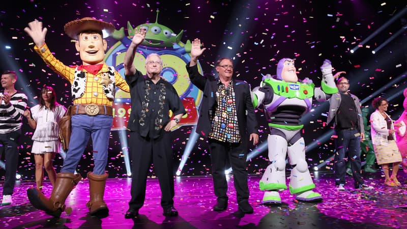 Le compositeur des trois premiers Toy Story, Randy Newman, et le directeur créatif de Disney/Pixar , John Lasseter, vendredi, sur la scène du D23 à Anaheim, en Californie.