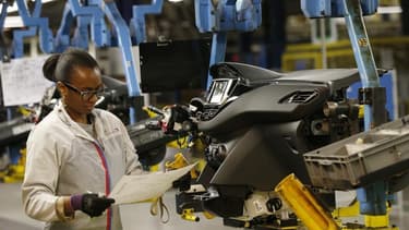PSA Peugeot Citroën compte engager d'ici juin des négociations sur sa compétitivité en France, emboîtant le pas à Renault et à plusieurs équipementiers automobiles, tous confrontés à des surcapacités chroniques sur un marché en berne en Europe. /Photo pri