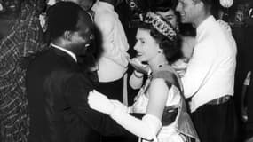 LIGNE ROUGE - En 1961, une photo d'Elizabeth II dansant avec le président du Ghana fait scandale