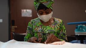 Coronavirus: des sans-papiers confectionnent des masques pour aider l’Armée du Salut 