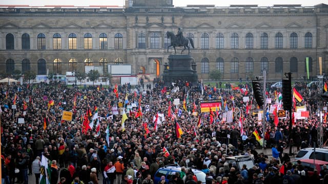 Des partisans de Pegida rassemblés à Dresde, en Allemagne, le 19 octobre.