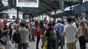 Des milliers de passagers se sont retrouvés bloqués, mercredi soir, en gare Saint-Lazare à Paris. 