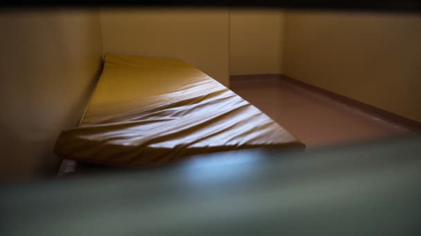 Vue d'une cellule dans un commissariat de police.