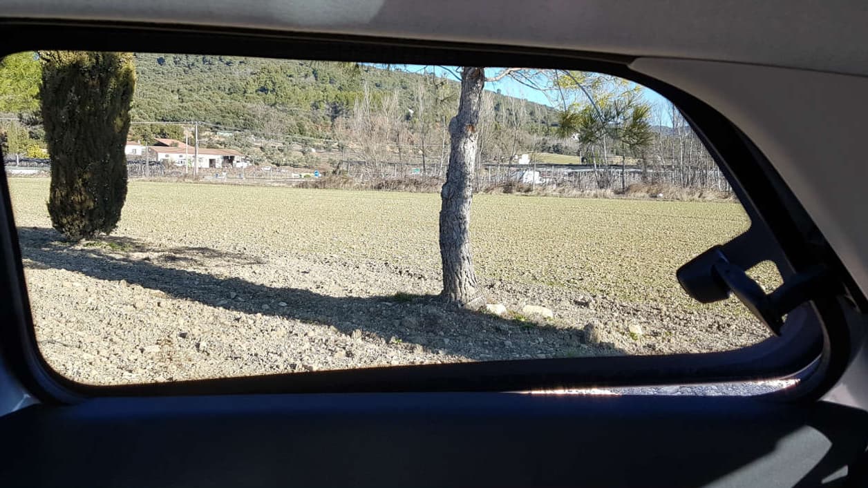 Cette Cactus II conserve les petits défauts de son prédécesseur comme les vites arrière qu'on peut seulement entrouvrir. D'après Citroën, cela permet de gagner du poids et de l'espace de rangement dans la portière. Cette Cactus II conserve les petits défauts de son prédécesseur comme les vites arrière qu'on peut seulement entrouvrir. D'après Citroën, cela permet de gagner du poids et de l'espace de rangement dans la portière.