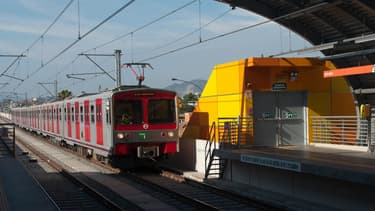 Une rame du métro de Lima en circulation.
