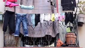 Quiconque expose ses habits au balcon à Béziers, comme ici à Barcelone le 25 décembre 2011, pourra désormais s'exposer à des sanctions.