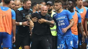 L'entraîneur de Marseille Jorge Sampaoli maîtrisé par ses joueurs et membres du staff après des incidents au stade Allianz Riviera de Nice, le 22 août 2021.