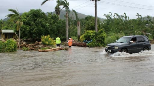 Photo fournie par la Croix-Rouge de Samoa le 12 février 2018 montrant une rue et des maisons inondées à Apia, après le passage du cyclone Gita Photo fournie par la Croix-Rouge de Samoa le 12 février 2018 montrant une rue et des maisons inondées à Apia, après le passage du cyclone Gita