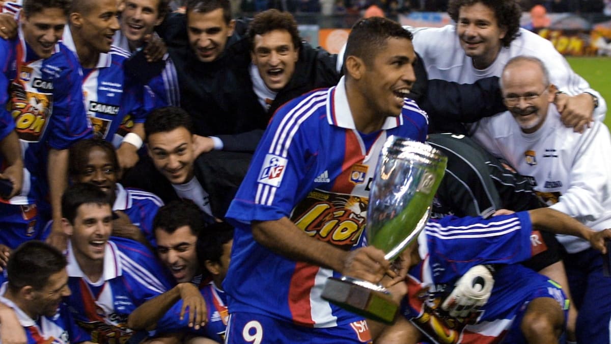 Sonny Anderson en liesse avec ses coéquipiers après avoir soulevé la Coupe de la Ligue 2001