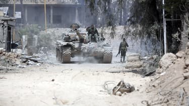 Des soldats de l'armée syrienne avancent près de Douma, en Syrie, le 8 avril 2018.