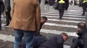 Un homme plaqué au sol après avoir chanté un hymne anti-Macron 