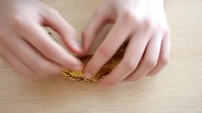 L'astuce pour découper une banane sans enlever la peau