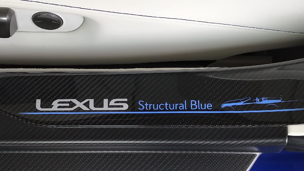 Ce cabriolet dispose d'une teinte inédite qui lui est réservé: le "Structural Blue". Ce cabriolet dispose d'une teinte inédite qui lui est réservé: le "Structural Blue".