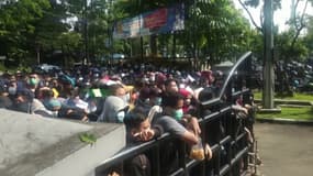 En Indonésie, des milliers de personnes s'agglutinent devant un centre de vaccination