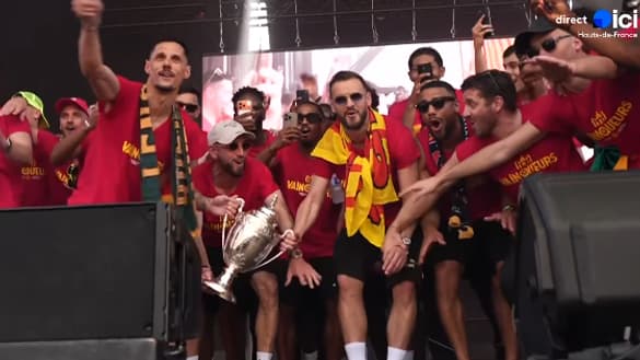 Les joueurs lensois à l'hôtel de ville présentent la Coupe de France le 23 mai 2026