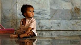 Dans un hôpital mardi à Charsadda, dans la province pakistanaise du Khyber-Pakhtunkhwa. Selon les Nations unies, quelque 3,5 millions d'enfants risquent de contracter des maladies mortelles véhiculées par l'eau polluée ou les insectes après les inondation