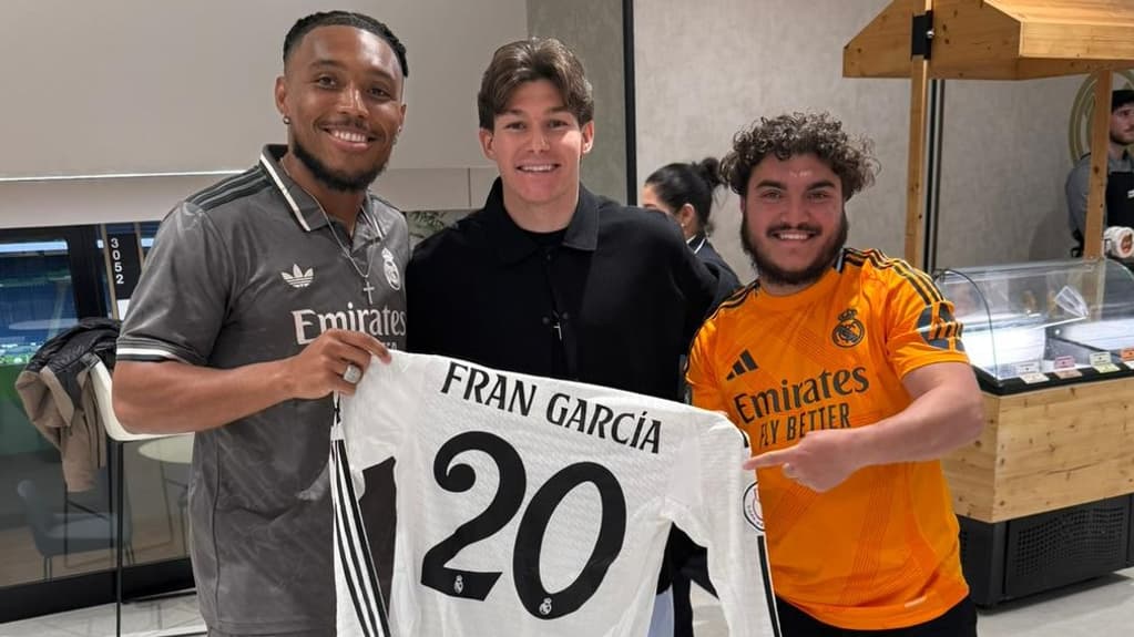 Le chanteur Youka (à gauche) avec Fran Garcia lors d'un match entre le Real Madrid et la Real Sociedad, en avril 2025 à Bernabeu