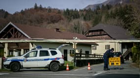 Un policier condamne l'accès à une route menant au chalet où habitait la famille à Taninges (Haute-Savoie) le 13 novembre 2024