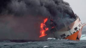 Photo du navire italien Grande America en feu et en plein naufrage le 12 mars 2019, au large des côtes françaises.