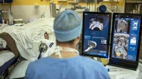 Un chirurgien d'un hôpital de Lyon retire une tumeur de la prostate d'un patient à l'aide d'un dispositif robotisé. (illustration)