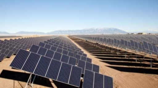 La Commission européenne propose d'instaurer une lourde taxe sur les importations de panneaux solaires chinois, de 47%.