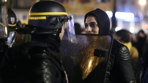 Un participant à la "Nuit debout"face à un policier anti-émeute place de la Republique à Paris le 3 avril 2016 Un participant à la "Nuit debout"face à un policier anti-émeute place de la Republique à Paris le 3 avril 2016