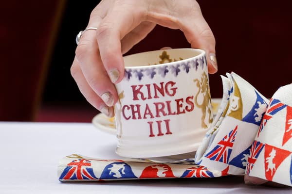 Tasses en édition limitée réalisée pour le "Big Lunch" à Downing Street au lendemain du couronnement de Charles III le 7 mai 2023.