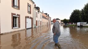 Un homme marche dans les rues inondées de Bonneval, en Eure-et-Loir, le 10 octobre 2024