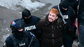 Le narcotrafiquant français Mohamed Amra est escorté par des policiers le 23 février 2025 à Bucarest