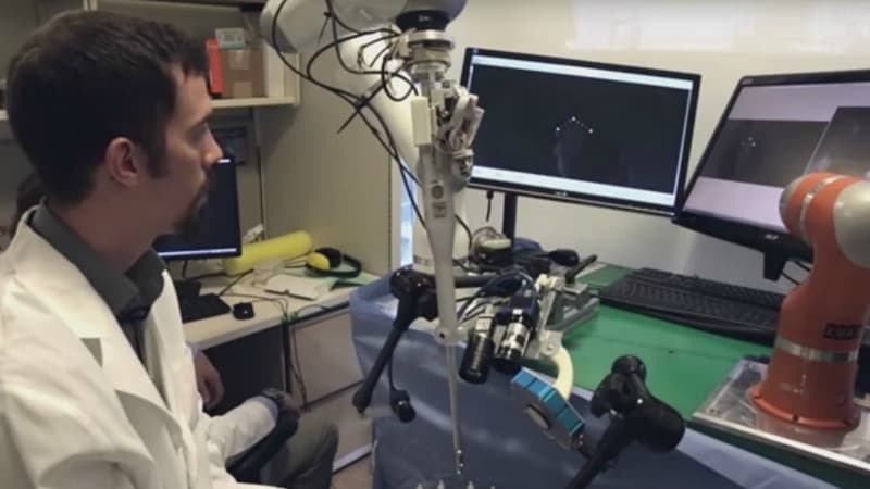 Un chirurgien programme le robot STAR.