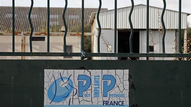 A la Seyne-sur-Mer, près de Toulon, bâtiment désaffecté ayant abrité la société Poly Implants Prothèses. Partagés entre des sentiments de trahison et de gâchis, d'anciens salariés de PIP évoquent le coeur lourd leur passé dans cette société française accu