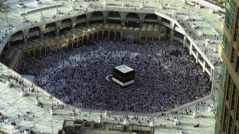 Des milliers de pèlerins se rassemblent à la Grande mosquée de la Mecque pour faire le tour de la Kaaba, le sanctuaire le plus saint de l'islam, à l'occasion du hajj, le grand pèlerinage annuel des musulmans.