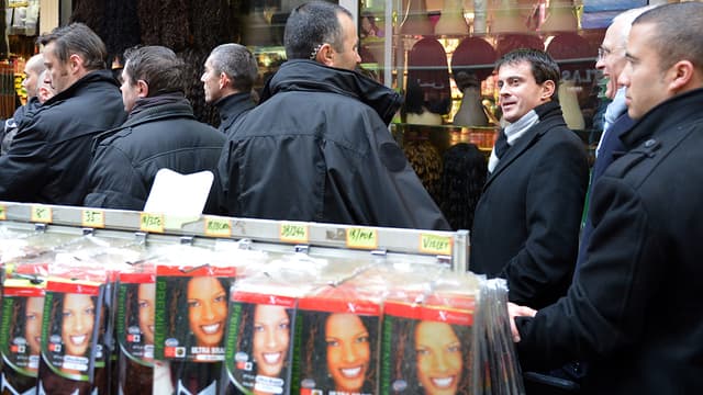 Manuel Valls et un membre du SDLP (de dos), chargé de sa sécurité, à Paris, en 2012.