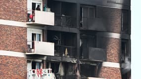 Des habitants sur leur balcon au dernier étage d'un immeuble où un incendie s'est déclaré à L'Île-Saint-Denis (Seine-Saint-Denis), le 19 août 2023 