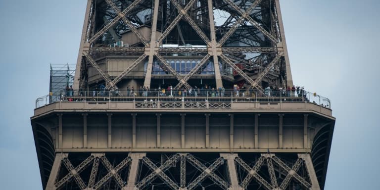 Des visiteurs profitent du deuxième étage de la Tour Eiffel, à Paris, le 29 avril 2022
