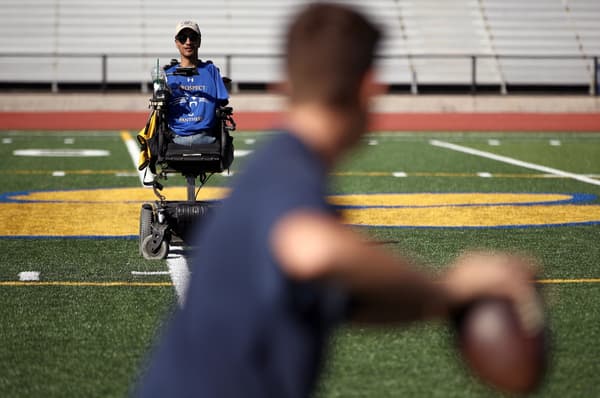 Rob Mendez coache un de ses quarterbacks de la Prospect High School en 2018