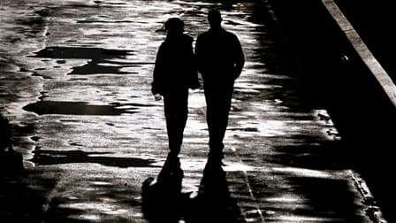 Selon une étude, l'activité sexuelle des Américains âgés de plus de 50 ans est en nette diminution en raison du stress provoqué par la crise économique. /Photo d'archives/REUTERS/Luke MacGregor