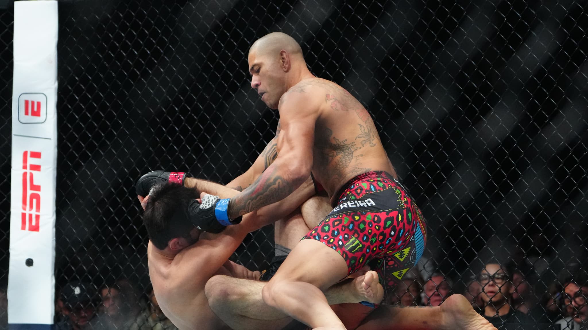 "IL LUI VOULAIT DU MAL": ALEX PEREIRA DÉMOLIT ANKALAEV PAR KO EN 80 SECONDES ET LUI REPREND SA CEINTURE À L'UFC 320