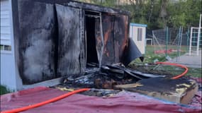 L'incendie, qui partait d'un feu de matelas derrière le mur d’escalade, s'est rapidement propagé à l’une des constructions modulaires.