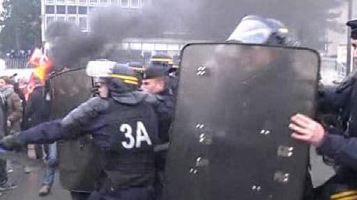 Les affrontements entre forces de l'ordre et ouvriers ont fait des blessés légers.