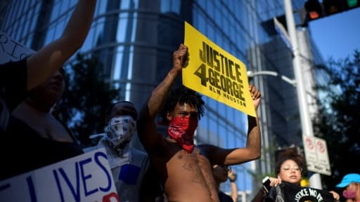 Un manifestant demande "Justice pour George" Floyd le 2 juin à Houston (Texas)