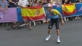 Remco Evenepoel victime d'une crevaison devant la Pyramide du Louvre, course en ligne des JO de Paris 2024, 3 août 2024
