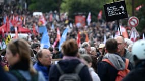 Un manifestant brandit une pancarte "la police n'est pas la solution, c'est le problème" lors du défilé du 1er mai 2023 à Nantes